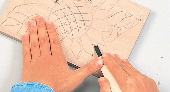 図柄の回りの部分を彫る