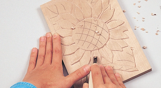 丸刀で表情を柔らかく彫る