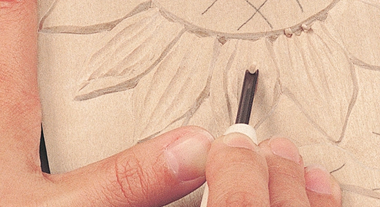 小さい丸刀で細かい表情を加える