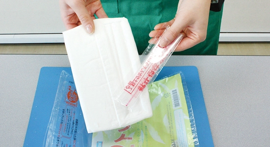 粘土を袋から全部出す