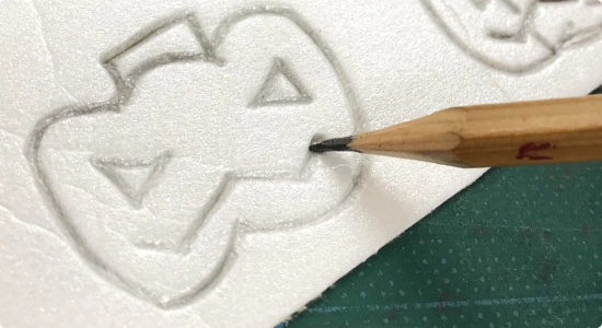 鉛筆で絵を描く