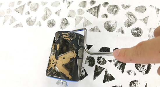 インキを付けてローラーを転がす