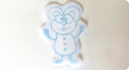 トレーシングペーパーで一回り大きく切り取る