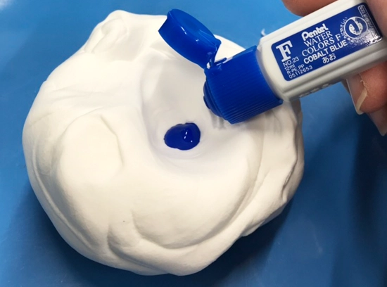 紙粘土と芯材を使ったふうりんの作り方|粘土に絵の具を入れる