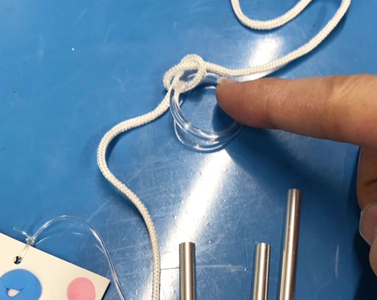 紙粘土と芯材を使ったふうりんの作り方|風鈴の組立:リングを外す