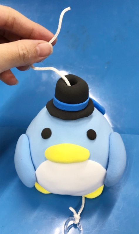 紙粘土と芯材を使ったふうりんの作り方|風鈴の組立:ひもを通す