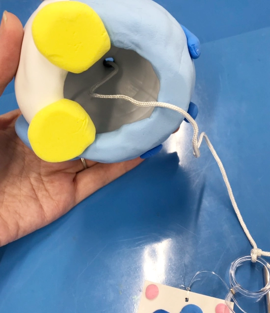 紙粘土と芯材を使ったふうりんの作り方|風鈴の組立:ひもを通す