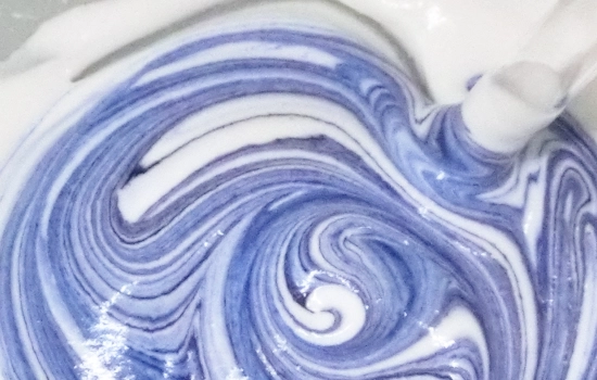 とろりんと絵の具をかき混ぜる