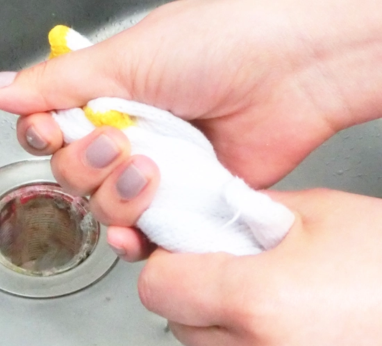 液体ねんど作品の作り方|軍手を絞る