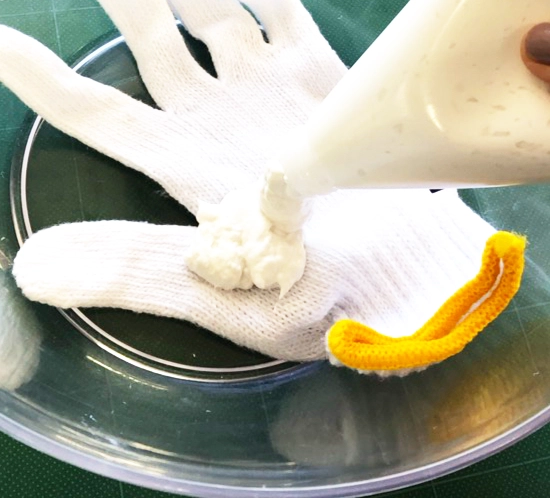 液体ねんど作品の作り方|軍手にとろりんを乗せる