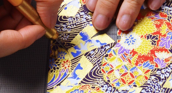 千代紙を切り抜く