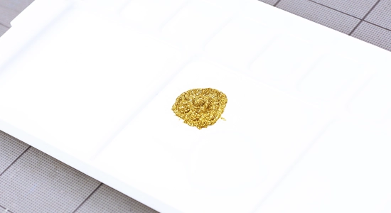 パレットに金粉とニスを出す
