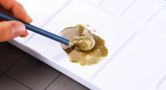金粉とニスを混ぜる