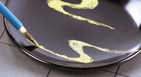 金粉入りニスで描く